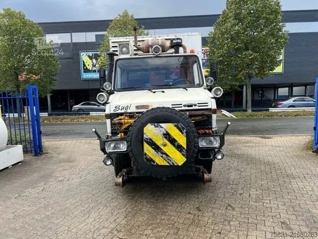 Máquina de construcción de carreteras Unimog U 1650 L (Railroad cleaning)