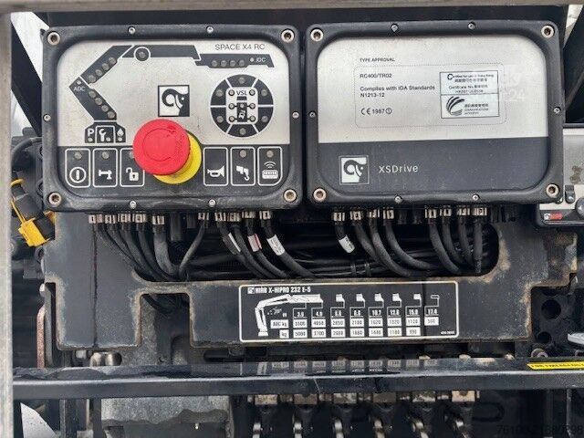 Autocamion basculant tridirecțional Mercedes-Benz Arocs 2846 Kipper+HIAB 232-5