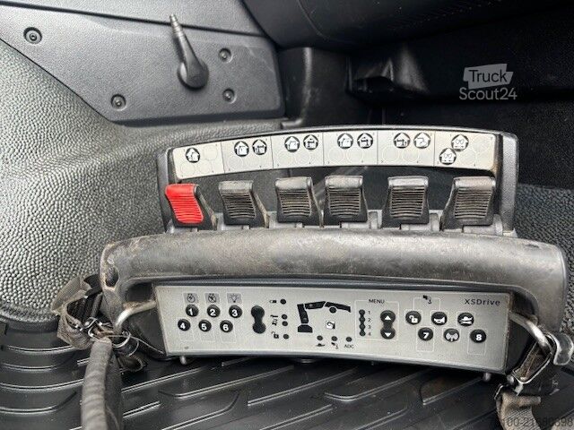 Autocamion basculant tridirecțional Mercedes-Benz Arocs 2846 Kipper+HIAB 232-5