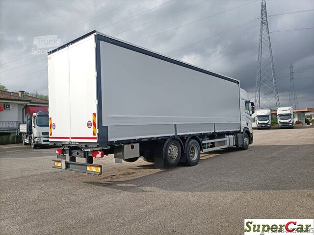 Camion cu platformă și prelată SCANIA R 450