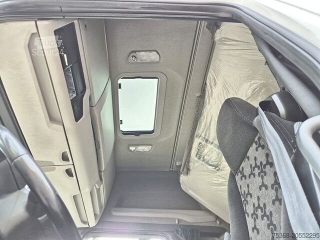 Camion cu platformă și prelată SCANIA R 450