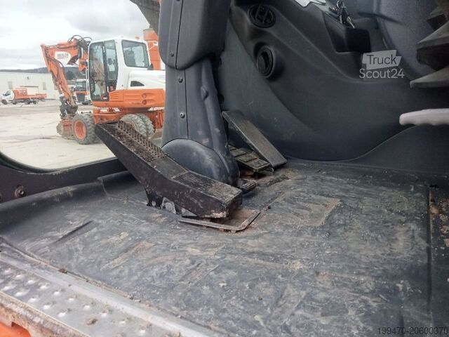 Excavateur mobile Mecalac 9MWR with 3 excavator buckets