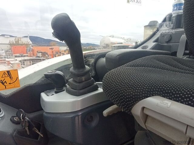 Mobilbagger Mecalac 9MWR with 3 excavator buckets