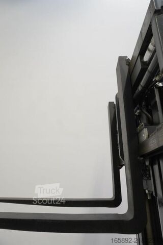 Carretilla retráctil de 4 vías Combilift CBE3000