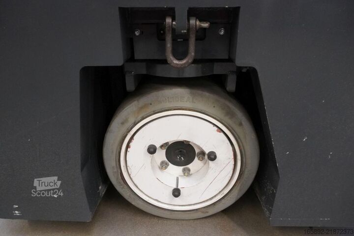 Carretilla retráctil de 4 vías Combilift CBE3000