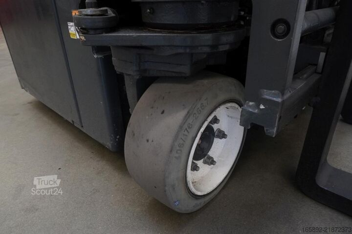 Carretilla retráctil de 4 vías Combilift CBE3000