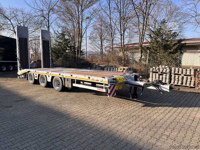 Low loader trailer Möslein TT 34 Zugrohr Gerade 34 t GG Tridem- Tieflader 3 Achs, gelenktNeufahrzeug