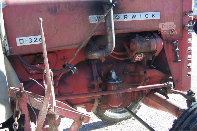 Trattore MCCORMICK d-326