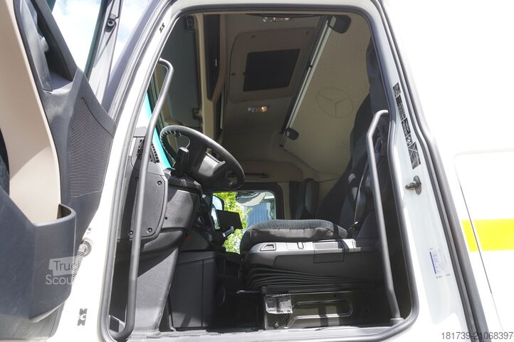 Karavan Mercedes-Benz Actros 2542 / NEW tow truck / steered 3r