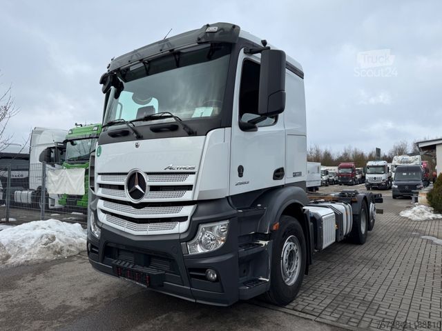 Podvozek nákladního auta MERCEDES-BENZ Actros 2553 Fahrgestell/Retarder/Lenkachse/EU6D