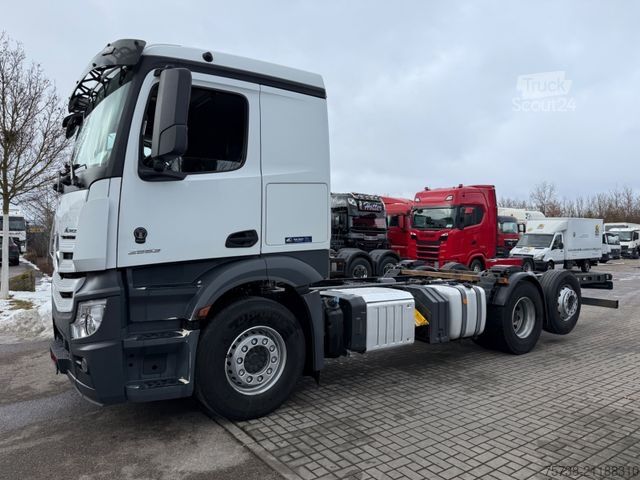 Podvozek nákladního auta MERCEDES-BENZ Actros 2553 Fahrgestell/Retarder/Lenkachse/EU6D