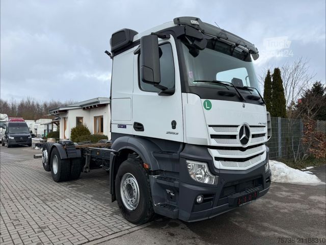 Podvozek nákladního auta MERCEDES-BENZ Actros 2553 Fahrgestell/Retarder/Lenkachse/EU6D