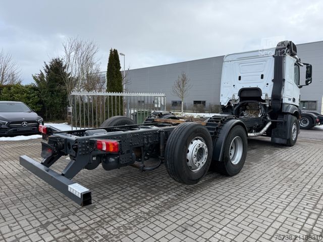 Podvozek nákladního auta MERCEDES-BENZ Actros 2553 Fahrgestell/Retarder/Lenkachse/EU6D