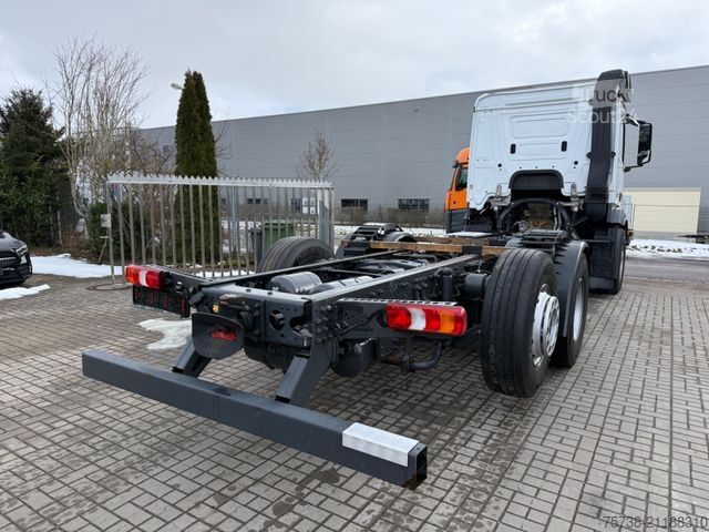 Podvozek nákladního auta MERCEDES-BENZ Actros 2553 Fahrgestell/Retarder/Lenkachse/EU6D