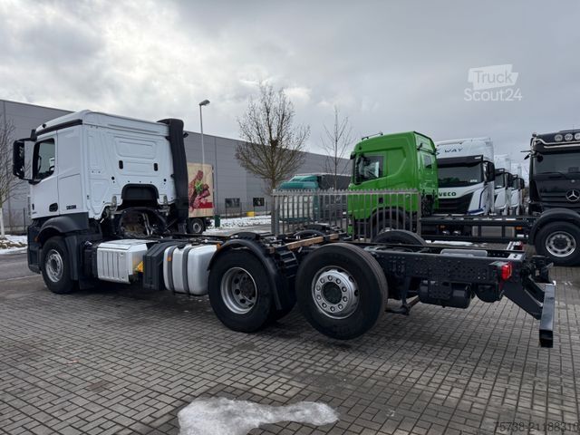 Podvozek nákladního auta MERCEDES-BENZ Actros 2553 Fahrgestell/Retarder/Lenkachse/EU6D
