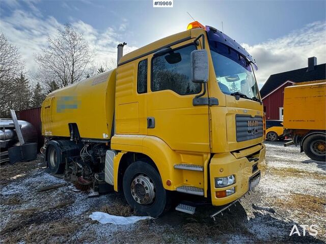  MAN 18.313 Sweeper w/ Bucher Optifant 70 superconstruc