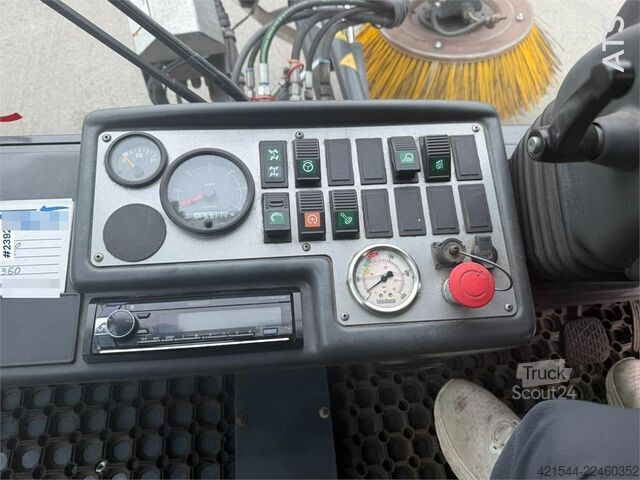 Vejfejemaskine Boschung s3 street sweeper