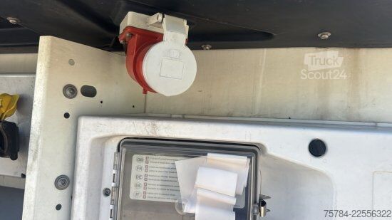 Hűtő félpótkocsi SCHMITZ THERMO KING DOPPELSTOCK BLUMENBREITE LIFT