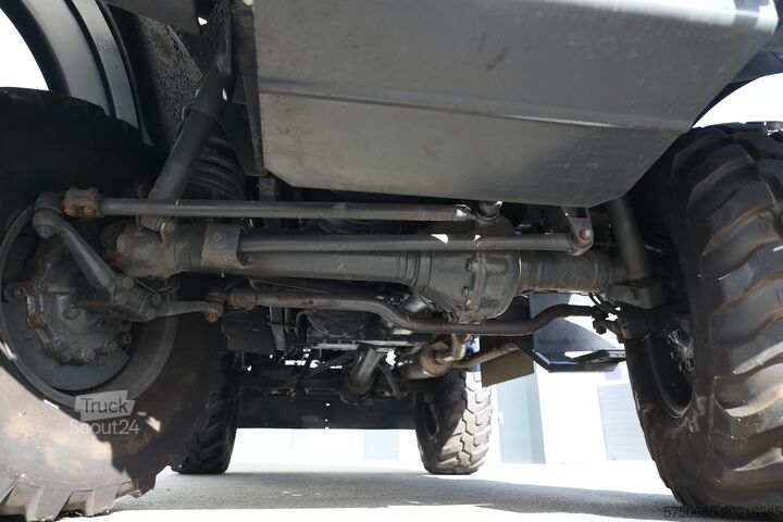 Aangepaste bestelwagen Mercedes-Benz Unimog