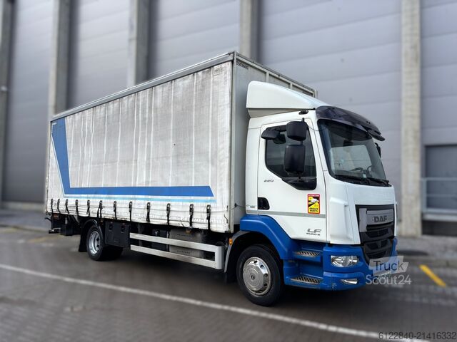 Platformas kravas automašīna ar tentu DAF LF 220