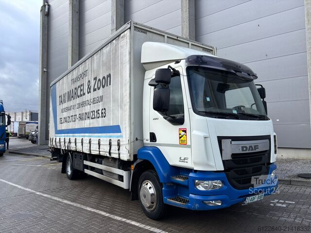 Platformas kravas automašīna ar tentu DAF LF 220