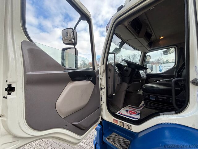 Platformas kravas automašīna ar tentu DAF LF 220