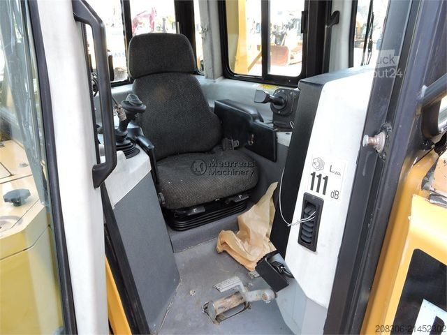 Road roller CATERPILLAR D6T