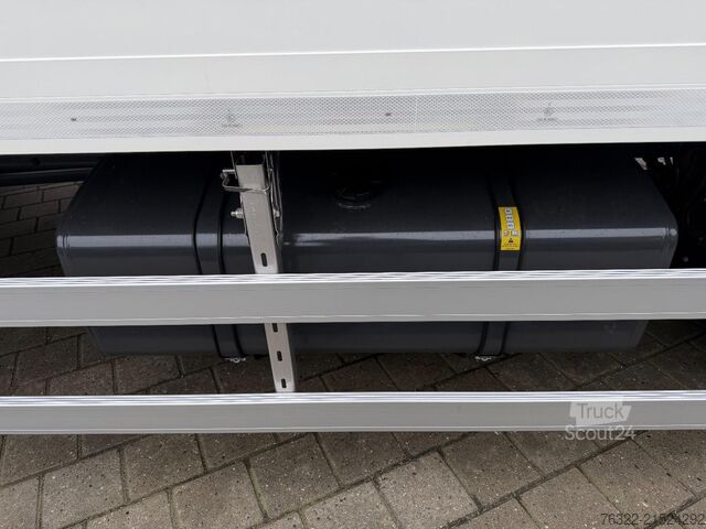 Box body Renault D 12 LOW P4X2  210E6 / GESLOTEN BAK MET LAADKLE...