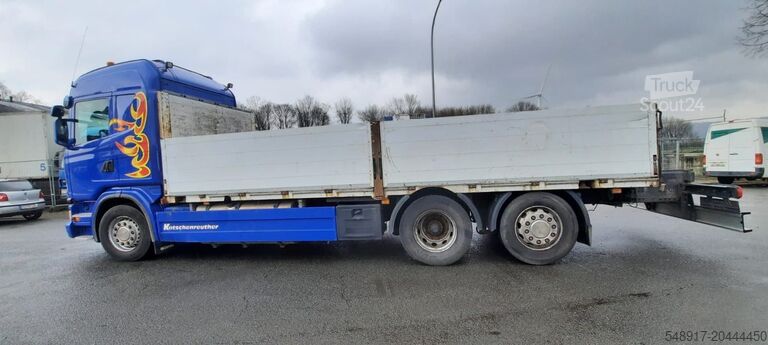 Lapos platós Scania G440  Pritsche 6x2 Kran am Heck vor