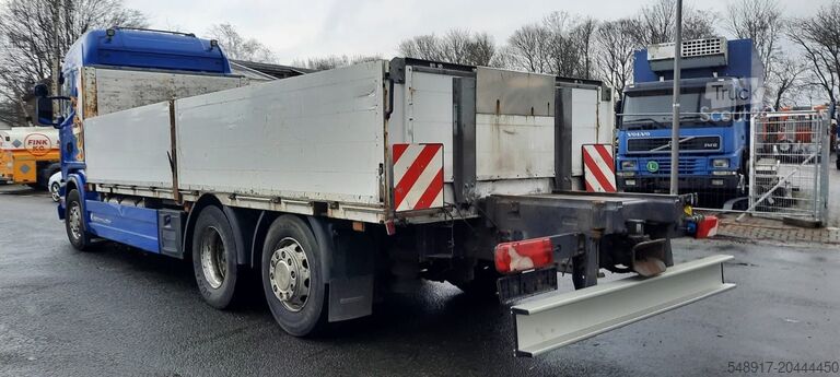 Lapos platós Scania G440  Pritsche 6x2 Kran am Heck vor