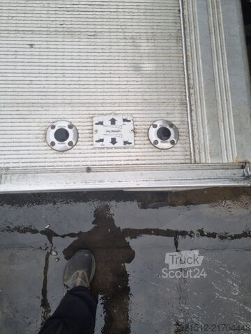 Kutu kamyonu Mercedes-Benz Antos1833