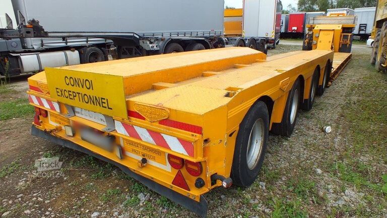 Lowbed semitrailer for transportation of construction machinery Broshuis 4ABD-48 semi-trailer / 4 axles steering