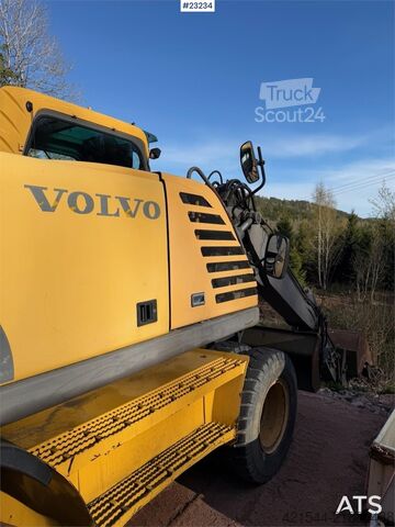 Колесный экскаватор Volvo WE140B wheeled excavator with digging bucket