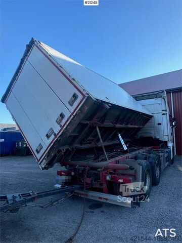 čemodāns Scania R580 6x2 Wood chip truck w/ 2-way tipper. Delivere