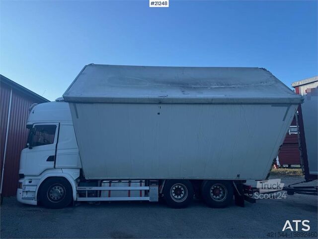 čemodāns Scania R580 6x2 Wood chip truck w/ 2-way tipper. Delivere