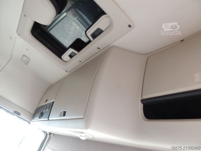 Standaard trekker DAF 106XF 530 Space Cab