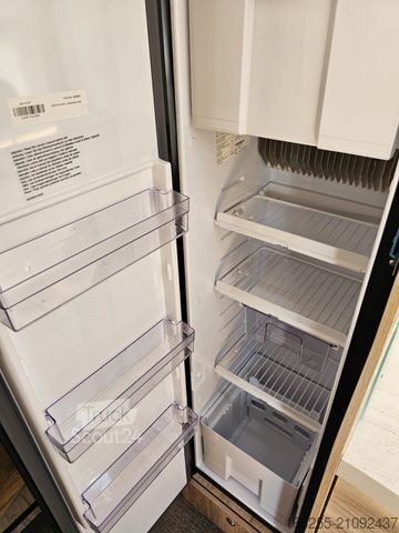 Polointegrovaný karavan EURAMOBIL Profila T 696 EB, Fahrassistenzp., Keramikvers.