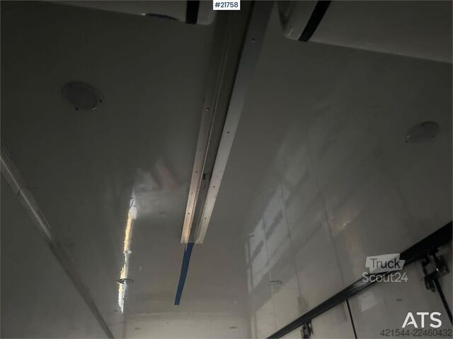 Transporte refrigerado/congelado Volvo FM450 box truck 6x2 w/ full side opening, 2 zone u