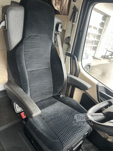 Actros Lowliner + porte-engins HRD, 252 000 km Mercedes-Benz Actros 1842