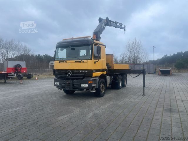 Lastbil med flak MERCEDES-BENZ Actros 3343 MP1 6x4 Pritsche Kran HMF 20.00 20m/