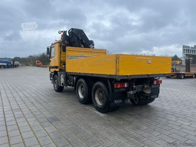Lastbil med flak MERCEDES-BENZ Actros 3343 MP1 6x4 Pritsche Kran HMF 20.00 20m/