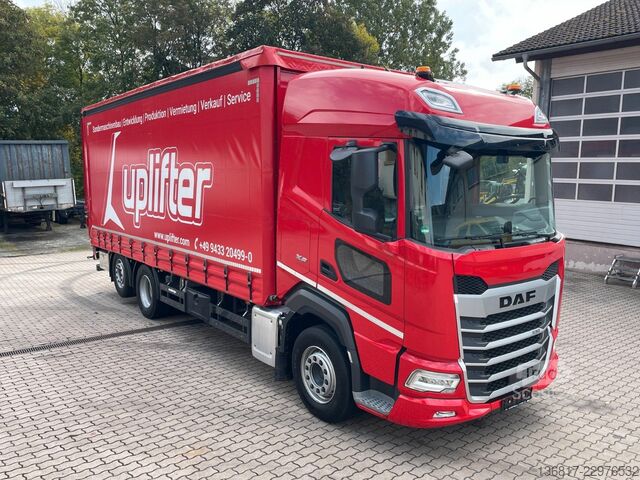 Camión plataforma con toldo DAF XF530 FAN LLL Plane Lenk/Lift Hydr. Auffahrrampe