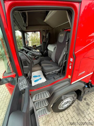 Avolavetta pressupeitolla DAF XF530 FAN LLL Plane Lenk/Lift Hydr. Auffahrrampe