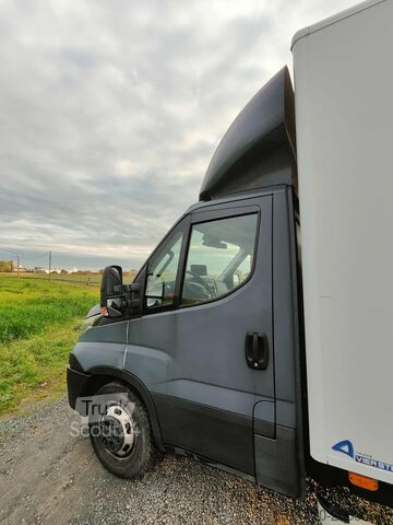 Camión caja Iveco S.P.A Iveco 35c18