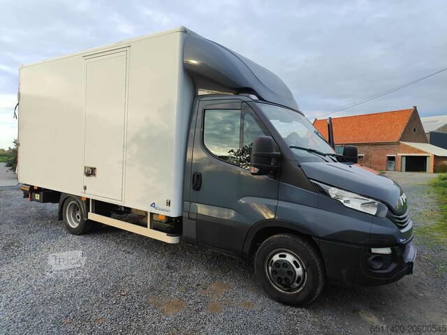 Vrachtwagen met bakwagen Iveco S.P.A Iveco 35c18