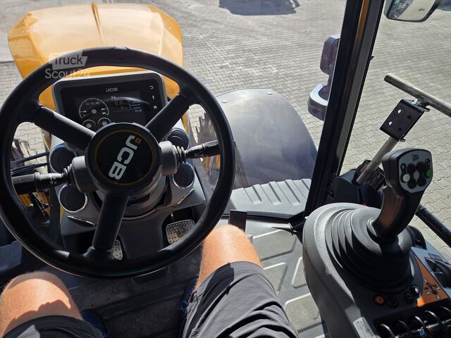 трактор JCB Fastrac 8330