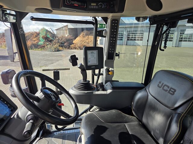 трактор JCB Fastrac 8330