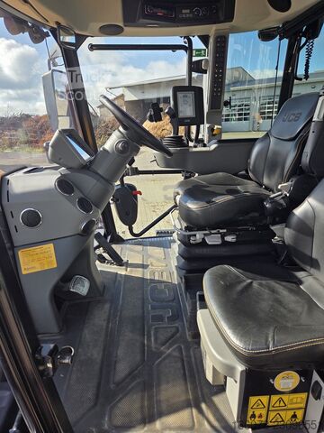 трактор JCB Fastrac 8330