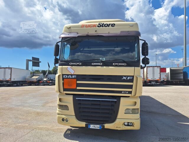 Camión con plataforma y lona DAF XF 105