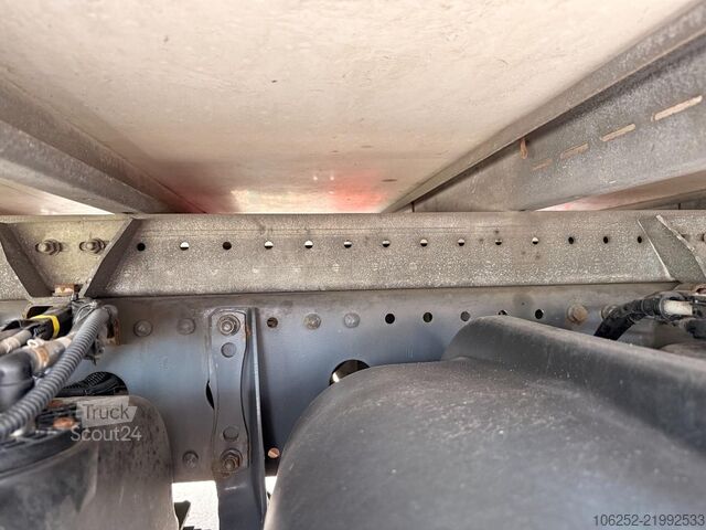 Benne fermée Mercedes-Benz ATEGO 1221 12T - INSULATED BOX 5,00M - TAILLIFT...